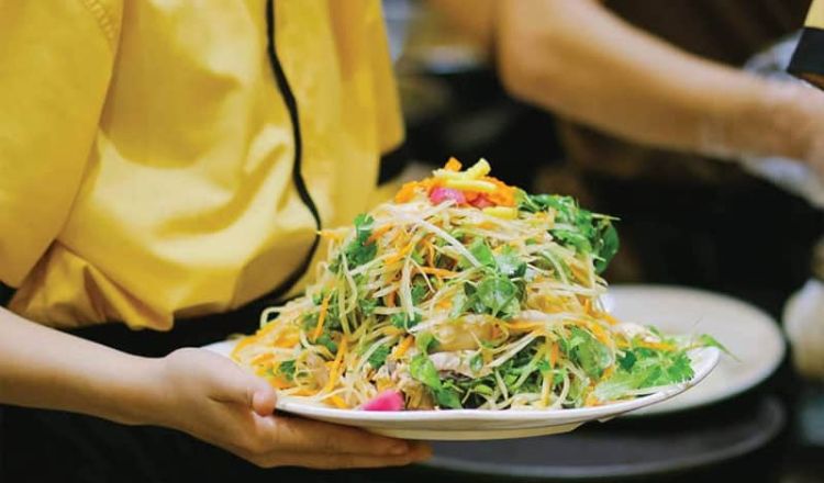 Cơm gà xé trên phố Phan Châu Trinh