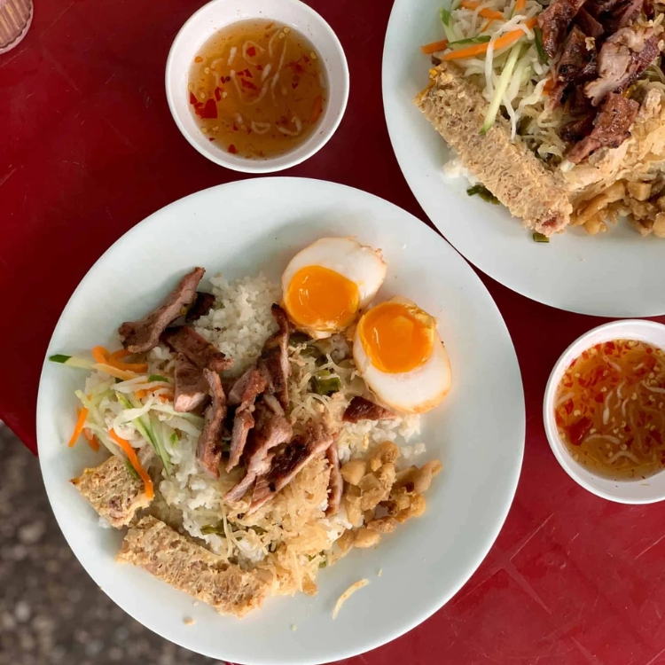 Cơm tấm trứng lòng đào, chả trứng muối