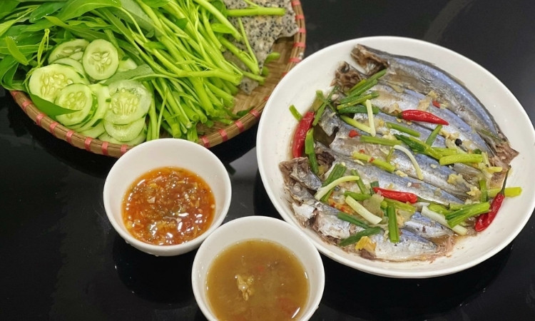 Cá nục cuốn bánh tráng