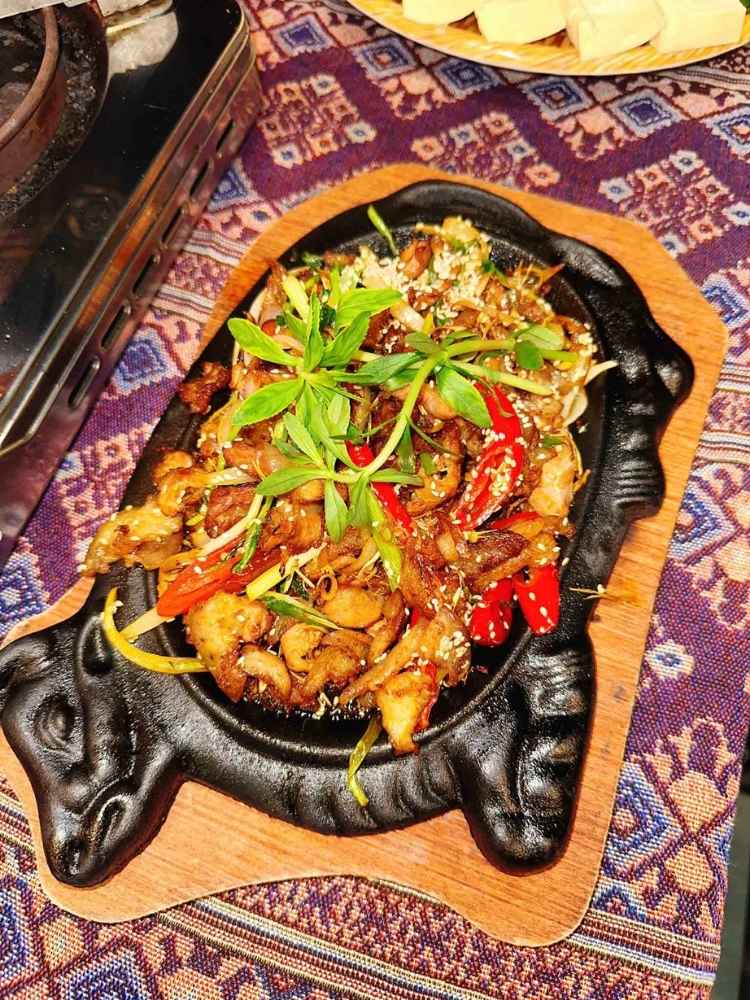 Lợn bản nướng đế gang