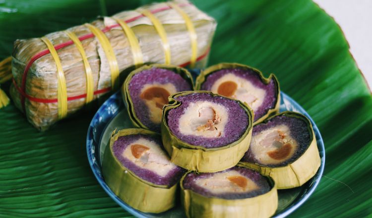 Bánh tét lá cẩm