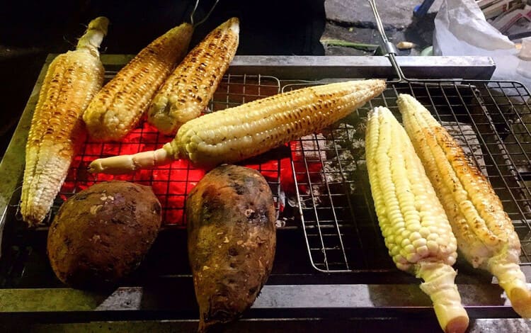 Bắp và khoai nướng