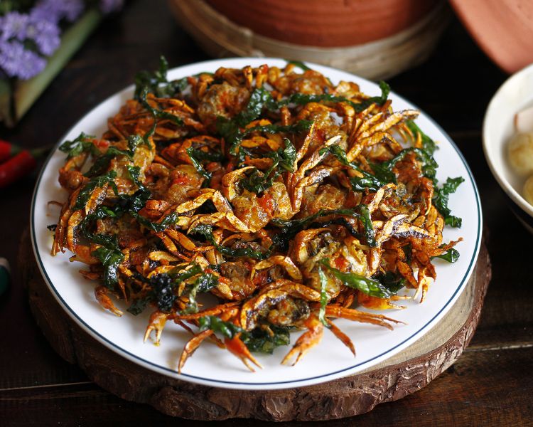 Cua đồng rang lá lốt